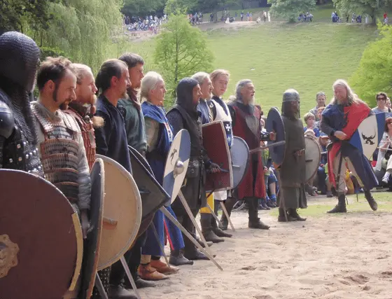 Männer mit Schilden