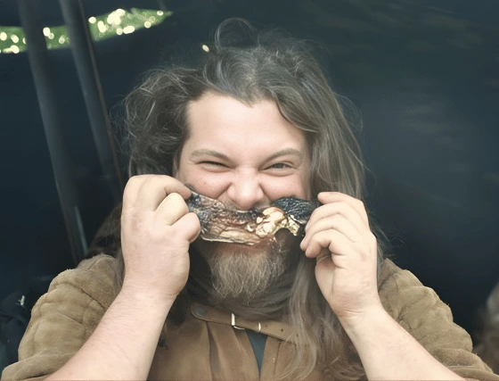 Mann verzehrt Fleischkeule