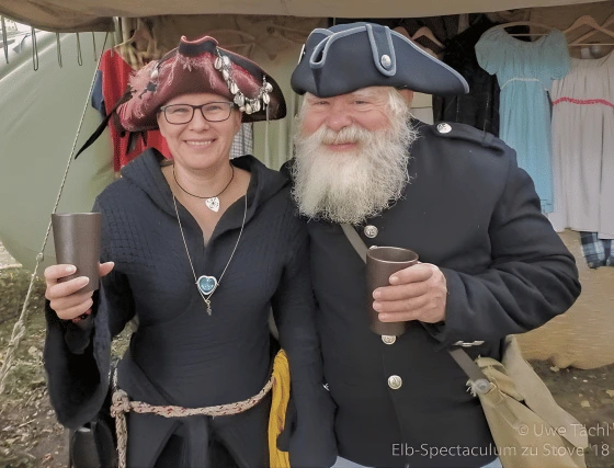 Paar mit Krug Met auf Mittelaltermarkt